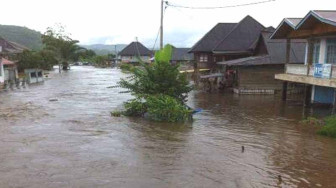 Lempur Banjir Bandang, Puluhan Rumah Terendam, Satu Orang Terseret Arus