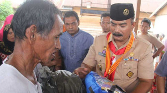 Wabup Tanjabbar Serahkan Bantuan kepada Korban Kebakaran