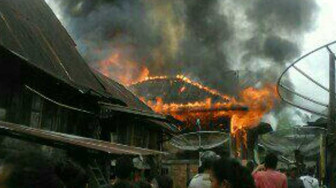 Breaking News : Dua Rumah Papan di Bungo Ludes Terbakar