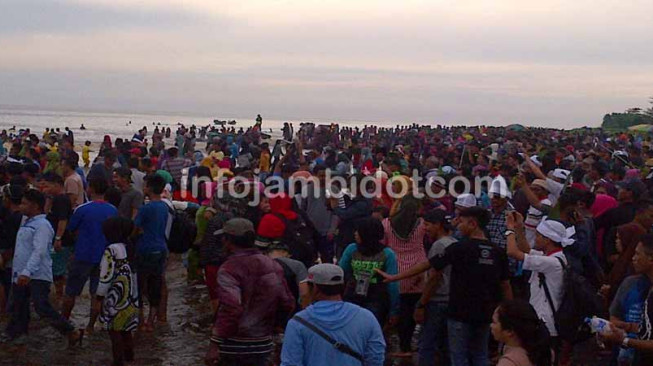 Belasan Ribu Orang Ikuti Ritual “Mandi Safar”