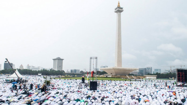 Foto-foto Aksi Damai 212 di Monas