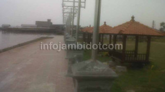 Ancol Beach Makin Parah, Banyak Kondom Bekas Berserakan