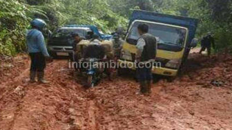 Jalan Batangasai Amburadul
