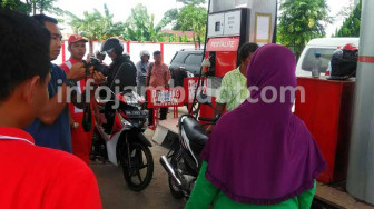 Nuraini "Mencak-mencak" di SPBU Muarabulian