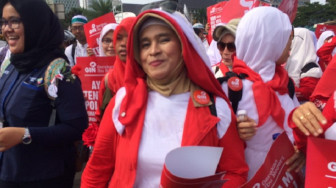 Artis Ini Ikut Bersihkan Kawasan Monas Pasca Aksi 212