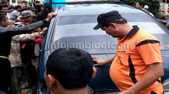 Habis Bensin, Mobil Ini Malah Digeruduk Warga... Ada Apa ?