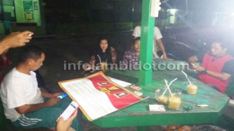 Mahasiswa Temukan Photo Presiden Jokowi Berbendera Merah. Heboh !!!
