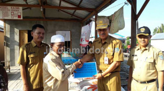 Sekda Serahkan 1,728 Ton Beras untuk Korban Kebakaran Tungkal II