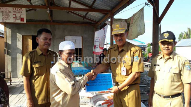 Sekda Serahkan 1,728 Ton Beras untuk Korban Kebakaran Tungkal II