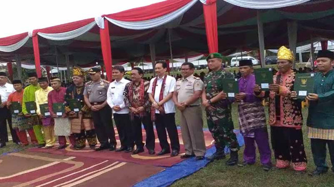 Menteri Agraria Serahkan 29.653 Sertifikat Prona