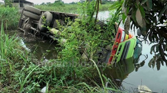 Hindari Lobang, Truk Batubara Terguling Masuk Sungai