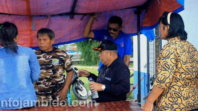 Yan Ismar Disiram Pedagang Kakilima