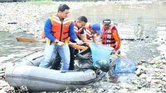 Sampah Sungai Tembeku Mengerikan, Zola dan Dody Turun Membersihkan
