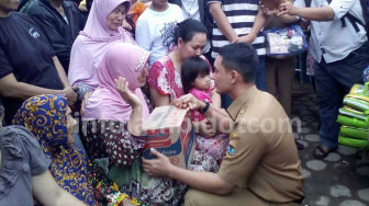 Ini Pesan Zola saat Tinjau Korban Kebakaran Kebun Kopi