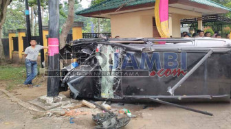 Avanza Travel Plat B Hantam Tiang Papan Reklame