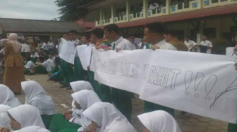 Siswa MAN Model Tuntut Kepsek Mundur