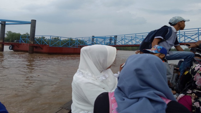 Jembatan Apung Sungaigebar Mubazir