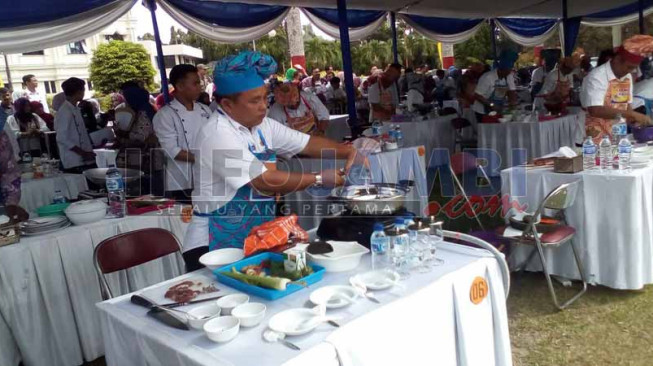 Meriahkan HUT Jambi, Bapak-Bapak Lomba Masak
