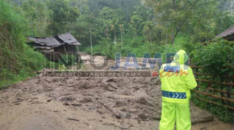 Longsor Lumpuhkan Jalur Sungai Penuh - Puncak Tapan