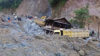 15 Mobil Tertimbun Longsor
