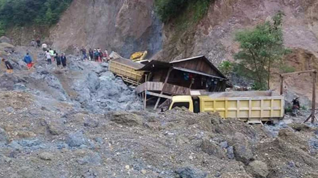 15 Mobil Tertimbun Longsor