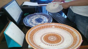 Emak-Emak Ini Ditangkap Gara-Gara Piring