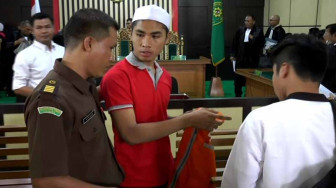 Pembuat Lafadz Allah di Pohon Natal Mulai Disidang