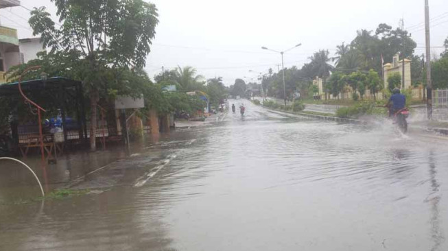Jalan Sudirman Muarabulian Direndam Banjir. Alpandi : Bikin Malu !!!
