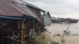 Tugboat Nyasar, Belasan Rumah Warga Ambruk