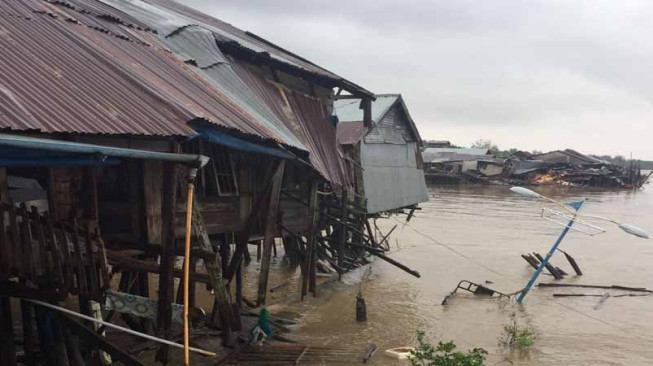 Tugboat Nyasar, Belasan Rumah Warga Ambruk