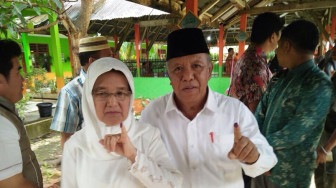 Madel dan Isteri Nyoblos di TPS 07