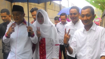 Cek Endra Berangkat Nyoblos Hujan-Hujanan