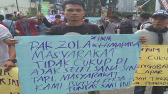 Demo IMM dan Himapaba Warnai Setahun Kepemimpinan Zola - Fachrori