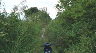 Belasan Tahun Rusak, Warga Harapkan Jalan Jembatan Timbang - Taman Bunga di Aspal Jalan