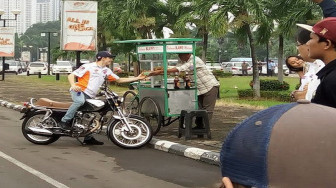 Baby Alien Foto Bareng dengan Tukang Bakso