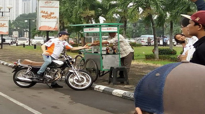Baby Alien Foto Bareng dengan Tukang Bakso