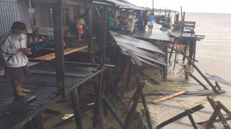 Nenek Nurma Syok Lihat Tongkang Masuk Rumah