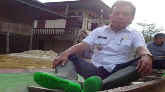 Salurkan Bantuan Al Haris Naik Perahu