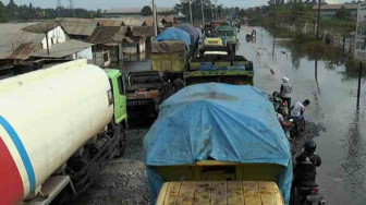 Gara-Gara Banjir Ratusan Kendaraan Terjebak Macet