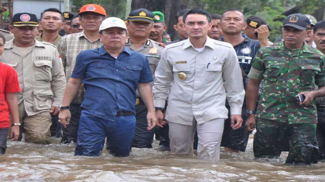 Gubernur Beri Bantuan ke Masyarakat Korban Banjir