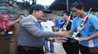 Turnamen Volly Putri Muara Siau Ditutup Bupati