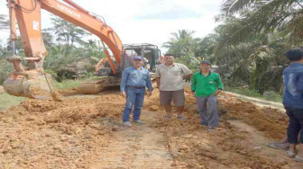 Perbaiki Jalan Pemda, Asian Agri Turunkan Alat Berat