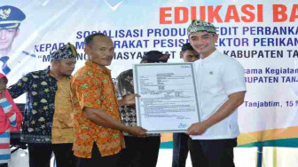 Zola Serahkan Asuransi Petani dan Nelayan Miskin