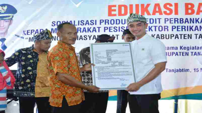 Zola Serahkan Asuransi Petani dan Nelayan Miskin
