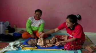 Bayi Gangguan Jantung Tinggal di Tenda Pengungsian