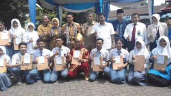 Pemrov Jambi Salurkan Beasiswa PIP