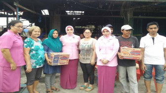 Bhayangkari Polres Tanjabbar Bantu Korban Kebakaran Kuala Tungkal