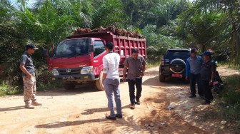 Mulai Marah... Warga dan Dewan HadangTruk Angkutan Sawit PT DMP