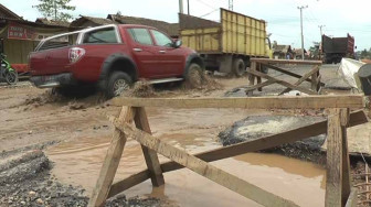 Akibat Banjir, Jalan Lingkar Timur Hancur Lebur