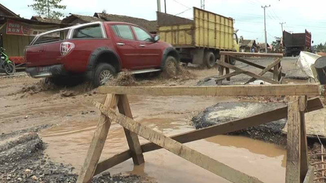 Akibat Banjir, Jalan Lingkar Timur Hancur Lebur
